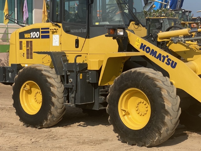 ขายรถตักล้อยาง KOMATSU WA100-7 ปี 2016 นำเข้าเองจากญี่ปุ่น สภาพสวยพร้อมใช้ มีVDOการทำงานครับ
