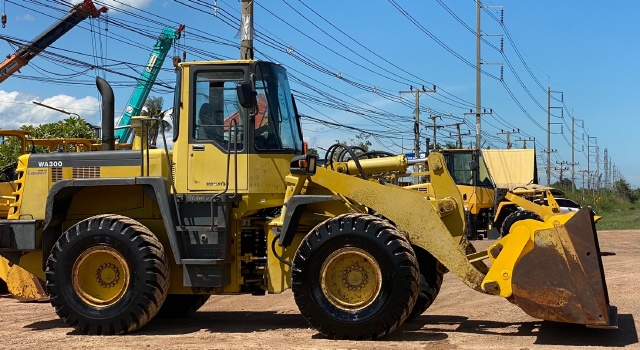 ขายรถตักล้อยาง KOMATSU WA300-3 นำเข้าจากญี่ปุ่น สภาพสวยพร้อมใช้ มีVDOการทำงานครับ ขายรถตักล้อยาง KOMATSU WA300-3 นำเข้าจากญี่ปุ่น สภาพสวยพร้อมใช้ มีVDOการทำงานครับ