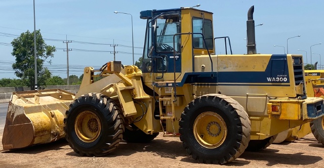 ขายรถตักล้อยาง KOMATSU WA300-1 นำเข้าจากญี่ปุ่น พร้อมใช้ มีVDOการทำงานครับ ขายรถตักล้อยาง KOMATSU WA300-1 นำเข้าจากญี่ปุ่น พร้อมใช้ มีVDOการทำงานครับ