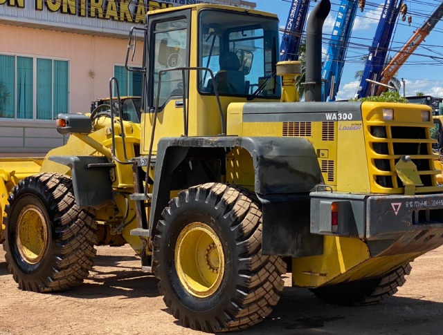 ขายรถตักล้อยาง KOMATSU WA300-3 นำเข้าจากญี่ปุ่น สภาพสวยพร้อมใช้ มีVDOการทำงานครับ ขายรถตักล้อยาง KOMATSU WA300-3 นำเข้าจากญี่ปุ่น สภาพสวยพร้อมใช้ มีVDOการทำงานครับ