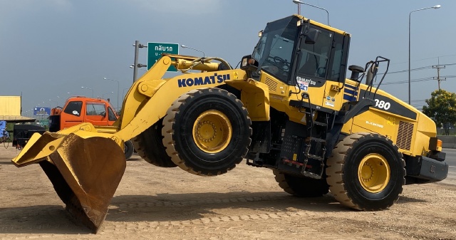 ขายรถตักล้อยาง KOMATSU WA380-7 ปี 2015 นำเข้าจากญี่ปุ่น สภาพสวยพร้อมใช้มีVDOการทำงานครับ