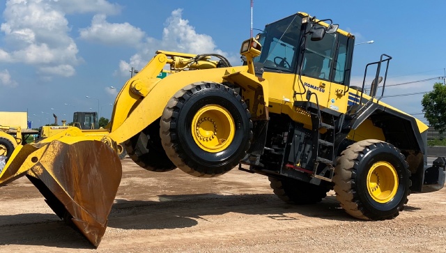 ขายรถตักล้อยาง KOMATSU WA380-6 ปี 2013 นำเข้าจากญี่ปุ่น พร้อมใช้ มีVDOการทำงานครับ