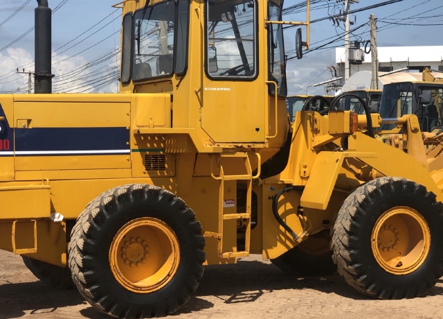 ขายรถตักล้อยาง KOMATSU WA200-1 นำเข้าจากญี่ปุ่น สภาพสวยพร้อมใช้ มีVDOการทำงานครับ