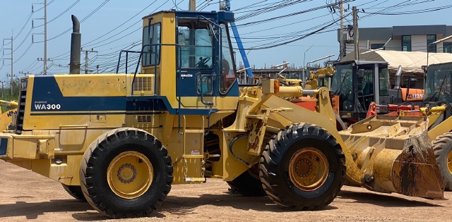 ขายรถตักล้อยาง KOMATSU WA300-1 นำเข้าจากญี่ปุ่น พร้อมใช้ มีVDOการทำงานครับ ขายรถตักล้อยาง KOMATSU WA300-1 นำเข้าจากญี่ปุ่น พร้อมใช้ มีVDOการทำงานครับ