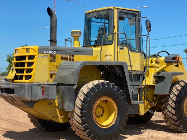 ขายรถตักล้อยาง KOMATSU WA300-3 นำเข้าจากญี่ปุ่น สภาพสวยพร้อมใช้ มีVDOการทำงานครับ ขายรถตักล้อยาง KOMATSU WA300-3 นำเข้าจากญี่ปุ่น สภาพสวยพร้อมใช้ มีVDOการทำงานครับ