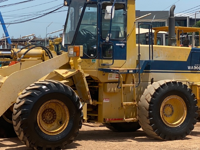 ขายรถตักล้อยาง KOMATSU WA300-1 นำเข้าจากญี่ปุ่น พร้อมใช้ มีVDOการทำงานครับ