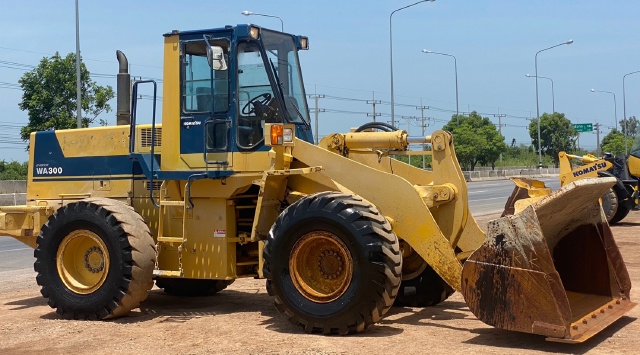 ขายรถตักล้อยาง KOMATSU WA300-1 นำเข้าจากญี่ปุ่น พร้อมใช้ มีVDOการทำงานครับ ขายรถตักล้อยาง KOMATSU WA300-1 นำเข้าจากญี่ปุ่น พร้อมใช้ มีVDOการทำงานครับ