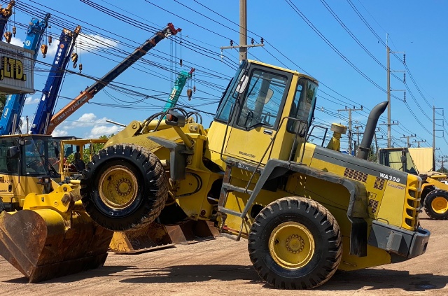 ขายรถตักล้อยาง KOMATSU WA300-3 นำเข้าจากญี่ปุ่น สภาพสวยพร้อมใช้ มีVDOการทำงานครับ ขายรถตักล้อยาง KOMATSU WA300-3 นำเข้าจากญี่ปุ่น สภาพสวยพร้อมใช้ มีVDOการทำงานครับ