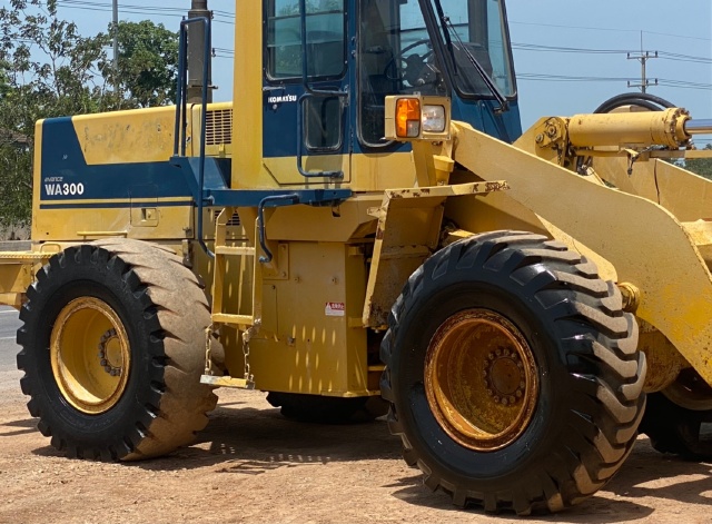 ขายรถตักล้อยาง KOMATSU WA300-1 นำเข้าจากญี่ปุ่น พร้อมใช้ มีVDOการทำงานครับ