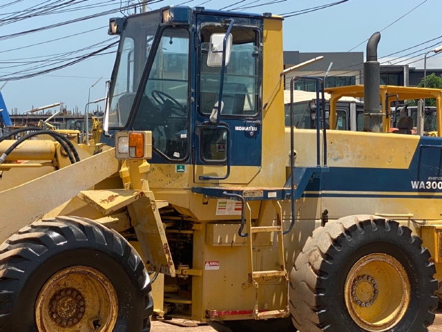 ขายรถตักล้อยาง KOMATSU WA300-1 นำเข้าจากญี่ปุ่น พร้อมใช้ มีVDOการทำงานครับ
