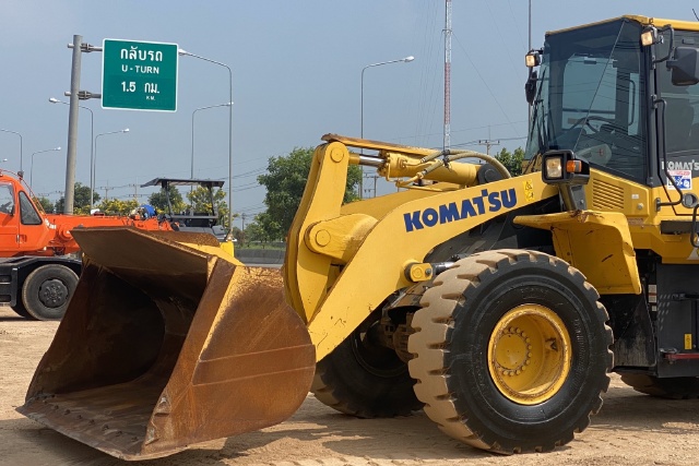 ขายรถตักล้อยาง KOMATSU WA380-7 ปี 2015 นำเข้าจากญี่ปุ่น สภาพสวยพร้อมใช้มีVDOการทำงานครับ