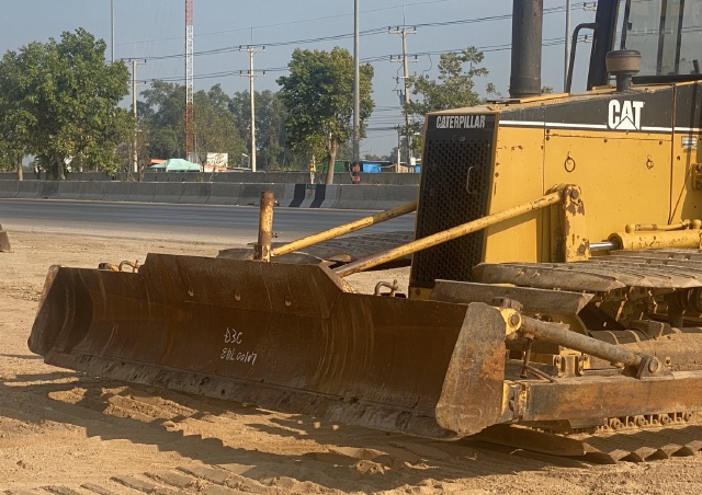 ขายรถดันดิน CAT D3C ปี 2002 นำเข้าจากญี่ปุ่น สภาพพร้อมใช้ มีVDOการทำงานครับ