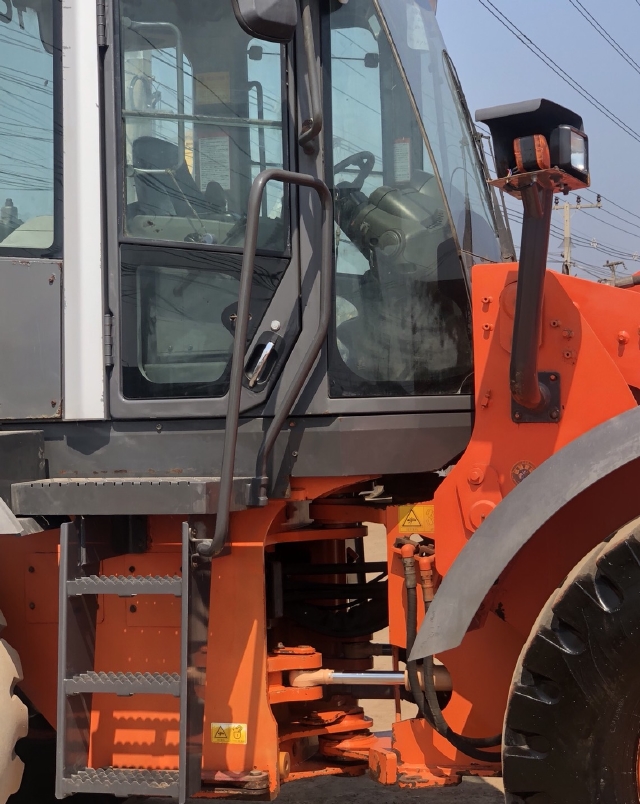 ขายรถตักล้อยาง HITACHI ZW180 (เทียบเท่า WA320-6) ปี 2012 แขนยาวพิเศษ นำเข้าจากญี่ปุ่น สภาพสวยพร้อมใช