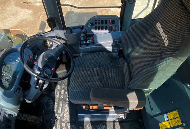 ขายรถตักล้อยาง KOMATSU WA380-6 ปี 2013 นำเข้าจากญี่ปุ่น พร้อมใช้ มีVDOการทำงานครับ