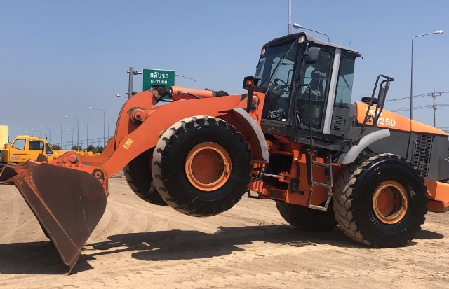 ขายรถตักล้อยาง HITACHI ZW250 (เทียบเท่า WA430-6) นำเข้าจากญี่ปุ่น สภาพสวยพร้อมใช้ มีVDOการทำงานครับ