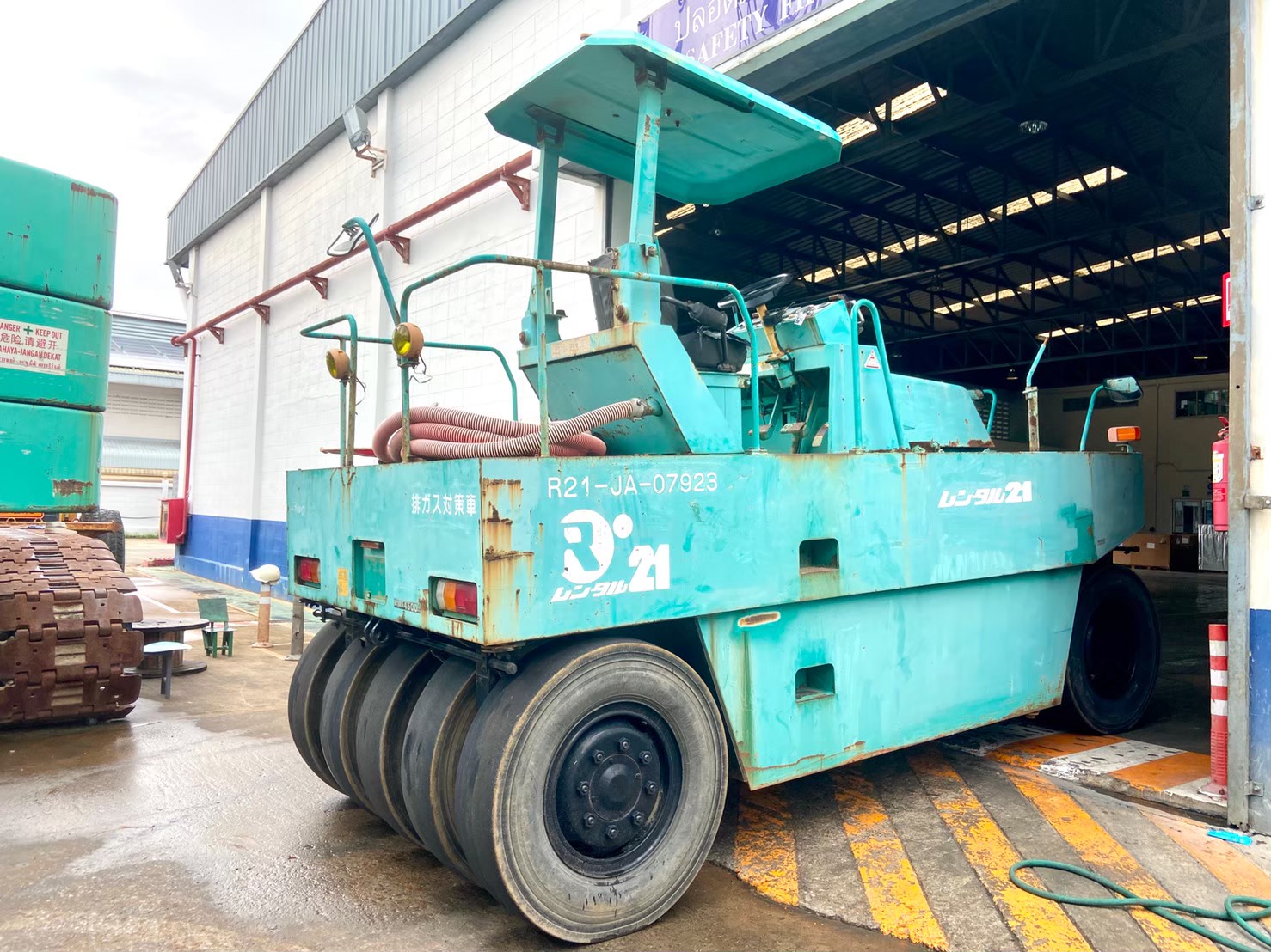 SAKAI TS200 รถบด 9 ล้อยาง ปี2000 โทร.080-6565422 (หนิง)
