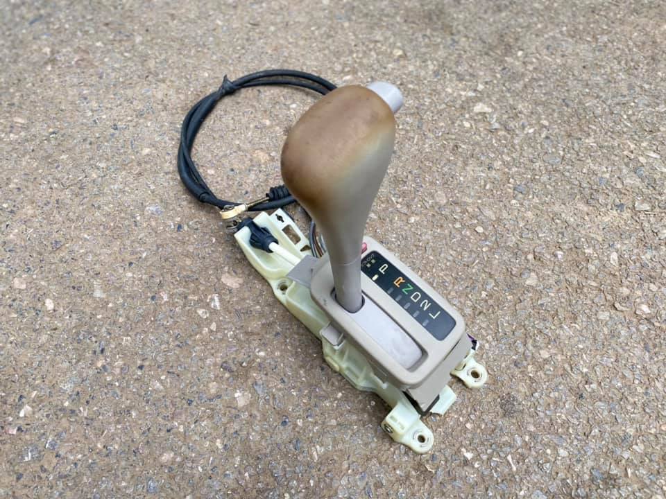 คันเกียร์ออโต้ พร้อมสายเกียร์ สีครีม เก่าญี่ปุ่น TOYOTA AE 100-101-110-111-112 คันเกียร์ออโต้ พร้อมสายเกียร์ สีครีม เก่าญี่ปุ่น TOYOTA AE 100-101-110-111-112