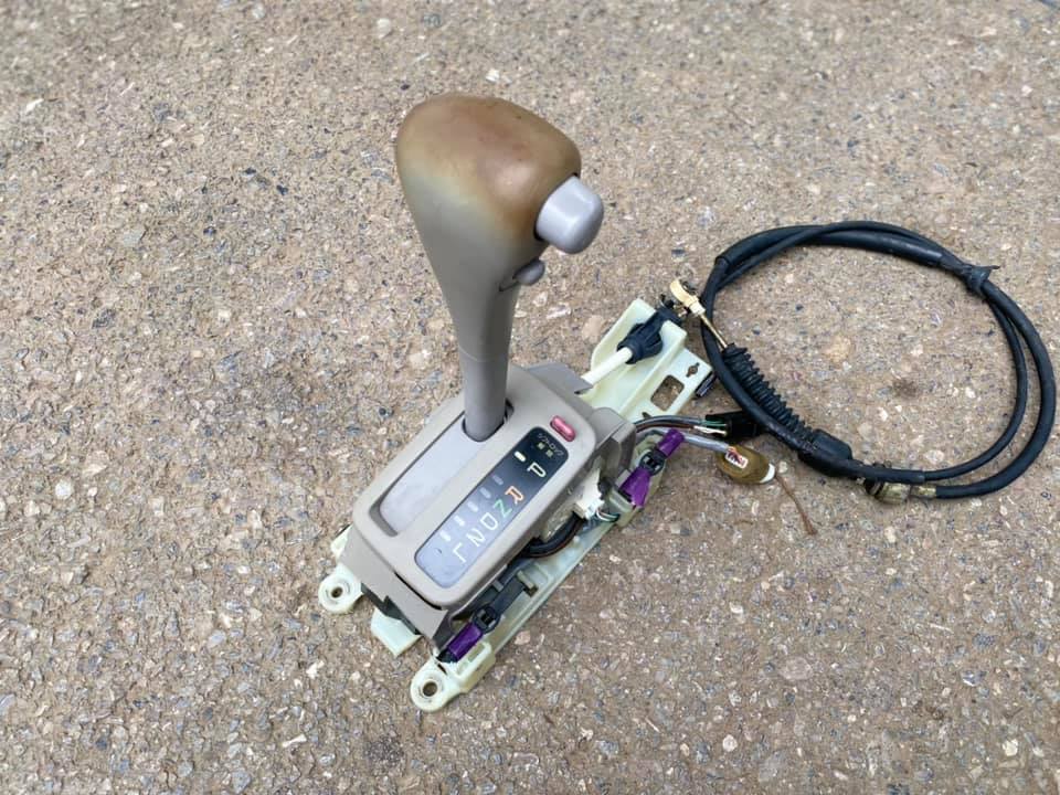 คันเกียร์ออโต้ พร้อมสายเกียร์ สีครีม เก่าญี่ปุ่น TOYOTA AE 100-101-110-111-112 คันเกียร์ออโต้ พร้อมสายเกียร์ สีครีม เก่าญี่ปุ่น TOYOTA AE 100-101-110-111-112