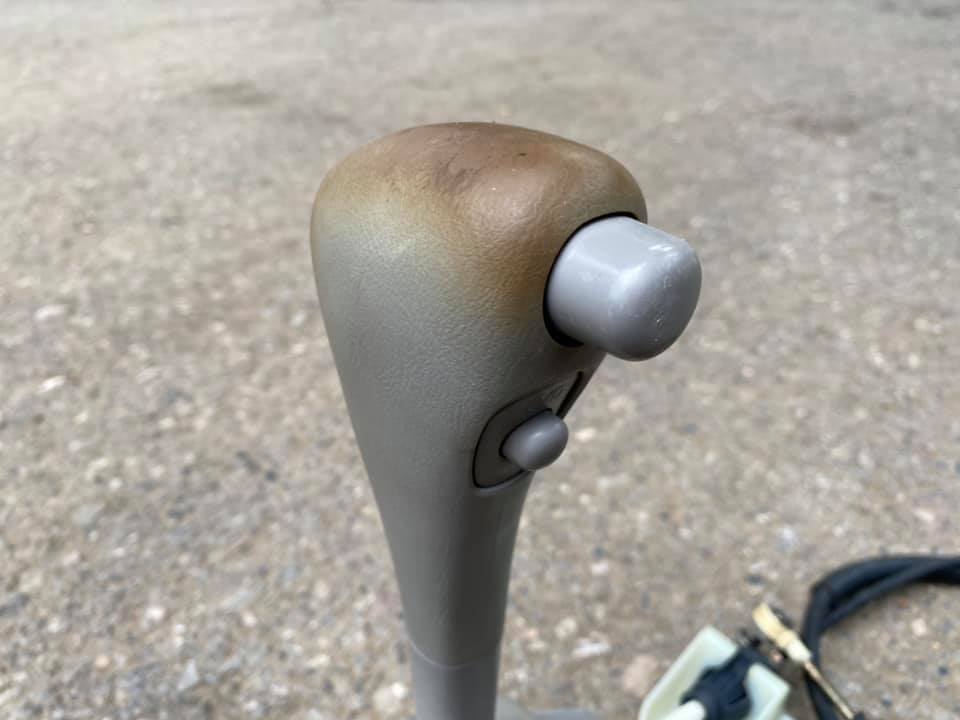 คันเกียร์ออโต้ พร้อมสายเกียร์ สีครีม เก่าญี่ปุ่น TOYOTA AE 100-101-110-111-112 คันเกียร์ออโต้ พร้อมสายเกียร์ สีครีม เก่าญี่ปุ่น TOYOTA AE 100-101-110-111-112