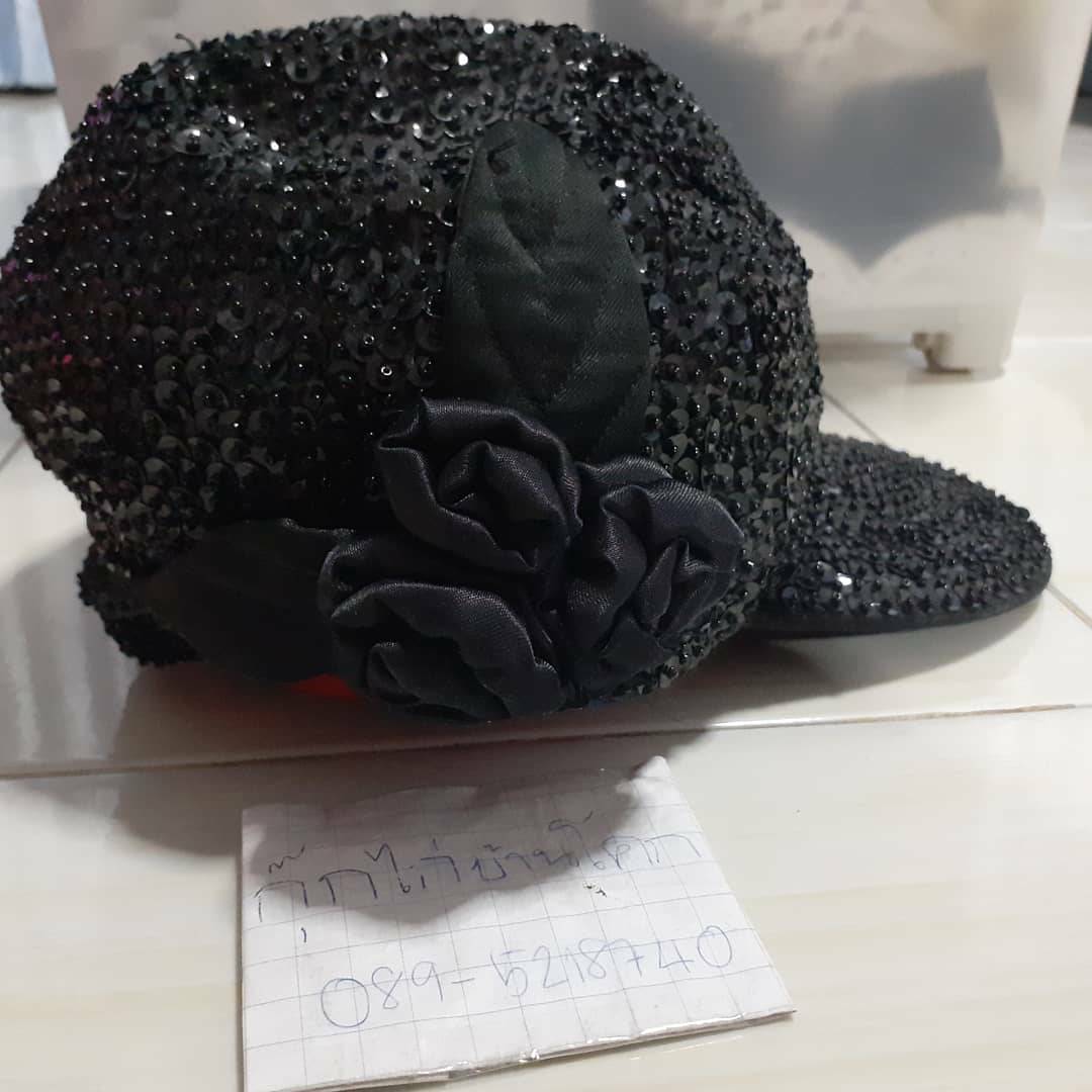 หมวกแก๊ป ปักเลื่อมและลูกปัดสีดำเต็มใบ มีดอกไม้สีดำเย็บด้านข้างเก๋ๆ งานฝีมือ ปักละเอียด มือสอง made in Indinesia