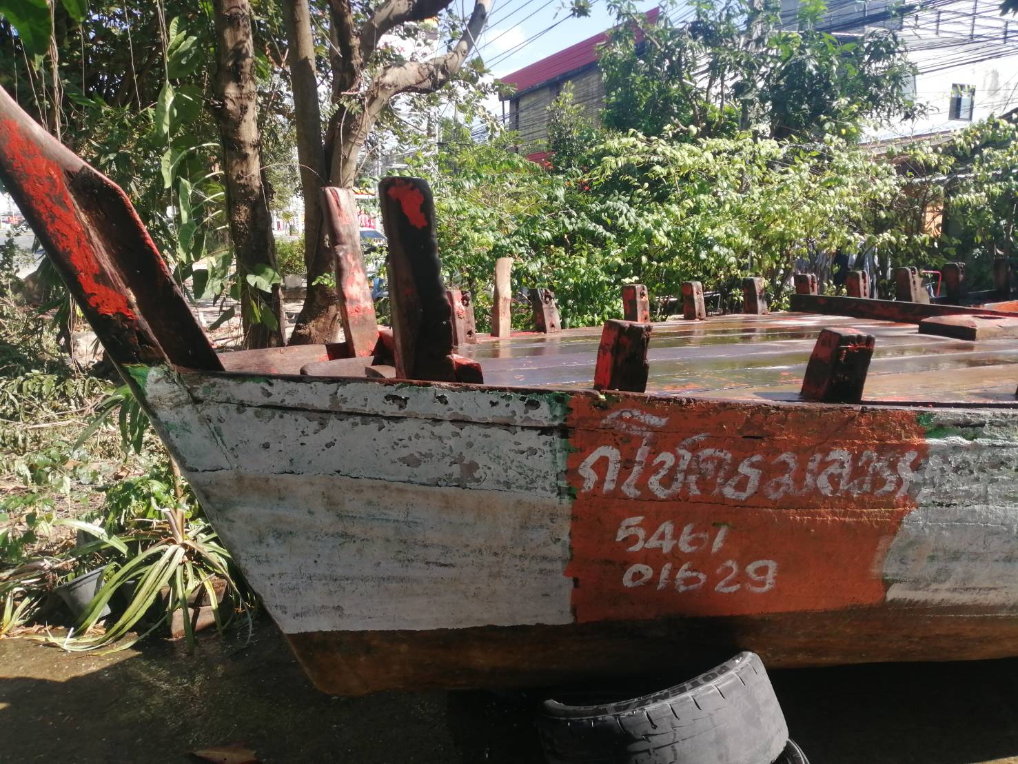 พี่ชาย อยากkายครับเรือไม้โบราณครับ ลำใหญ่ ไม้เก่า หลายสิบปีเลยครับ ชาวบ้านชาวประมงของชลบุรีบอกไว้ ลำใหญ่ ยาวประมาณ 8 เมตรได้ครับ กว้าง ประมาณ 2 เมตรกว่าได้ครับ จอดนาน ไม้เก่า ไม้ประดู่กับไม้ตะเคียนเก่าๆทั้งลำครับ สนใจมาชมของจริงได้ครับ