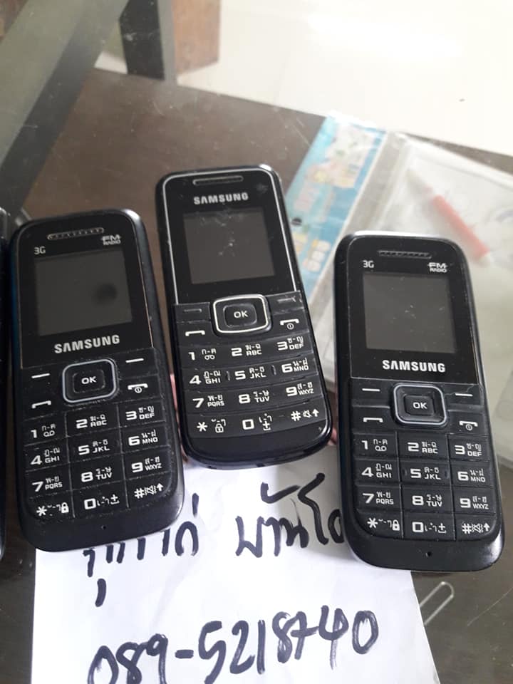 โทรศัพท์มือถือ มือสองเหมาๆ 4 เครื่องตามภาพ หาแบตเปลี่ยนเองครับ แบตเสื่อมๆ เหมาๆ สี่เครื่อง เครื่อง ais ลองเปลี่ยรแบตแล้ว เปิดติดครับจอสี แต่ samsung สามเครื่องไม่มีแบตลองครับ เหมาๆเลย 4 เครื่องตามภาพ