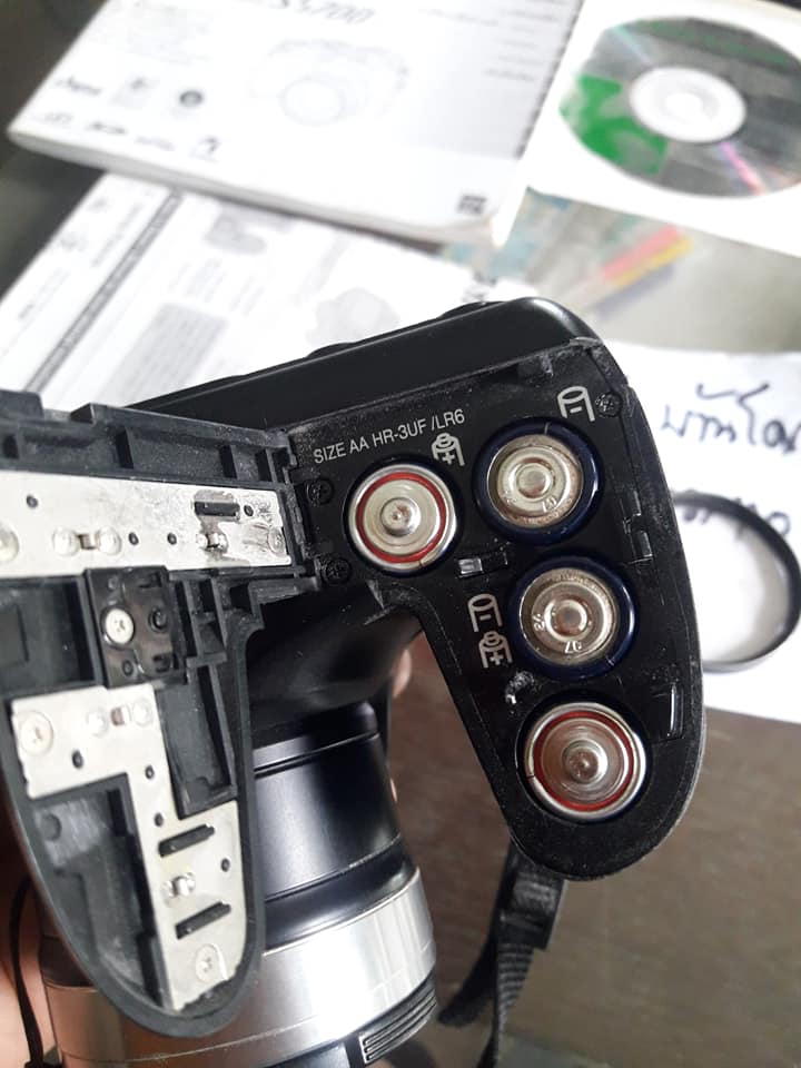 กล้องถ่ายรูปดิจิตอลคอมแพ็ค Fujifilm FinePix S5700 มือสองเก่าเก็บครับ คู่มือ สายต่อ AV กล่องอยู่ครบๆ ใส่ถ่นเปิดติดถ่ายได้ครับ แต่จอชื้นนะครับเก็บไม่ดี ดูตามภาพ แต่ยังดูได้ถ่ายได้ ไม่มีการ์ดให้นะครับต้องหาใส่เอง