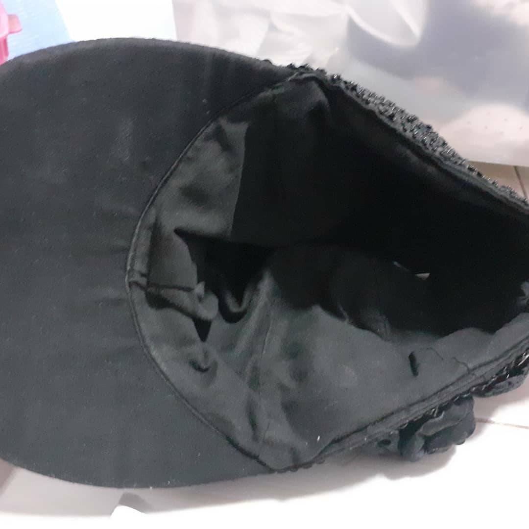 หมวกแก๊ป ปักเลื่อมและลูกปัดสีดำเต็มใบ มีดอกไม้สีดำเย็บด้านข้างเก๋ๆ งานฝีมือ ปักละเอียด มือสอง made in Indinesia