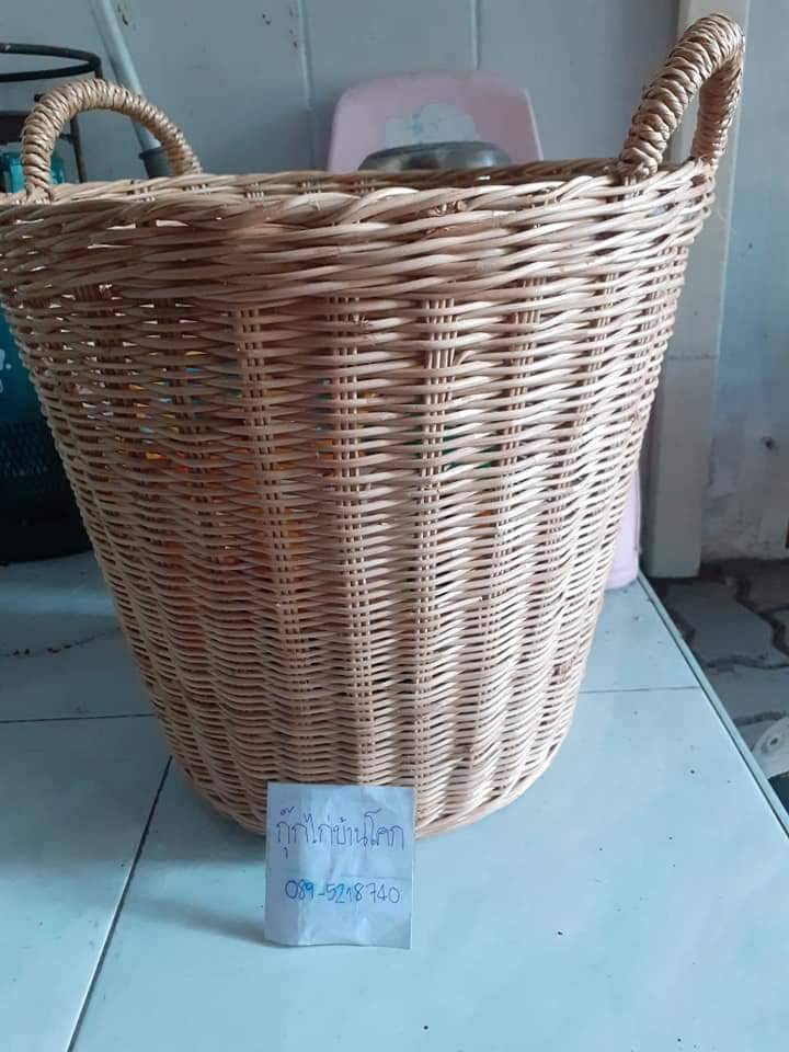 ตะกร้าหวายใบใหญ่ ใส่ผ้าใส่ของได้หมดค่ะ ขนาดประมาณ 40×40 ซม. มีหูจับ งานดีแข็งแรงน่าใช้สภาพใหม่ๆ
