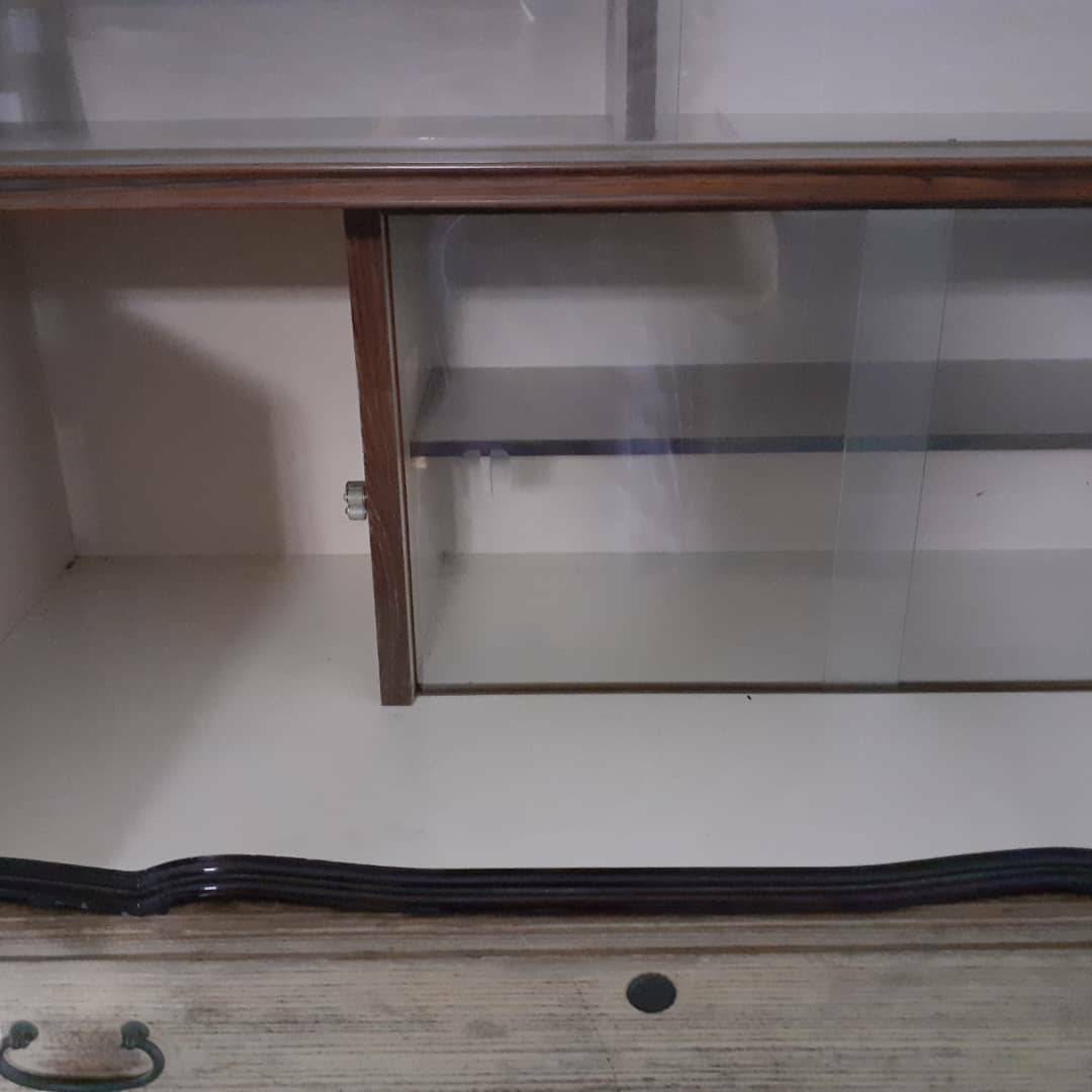 ตู้โชว์ทรงเตี้ย แบบวางพื้นหรือวางซ้อนเฟอร์นิเจอร์อื่นได้ งานสวยจากญี่ปุ่น ดีไซน์สวยเก๋ แยกเป็นช่องเป็นชั่นเก็บของหลายช่อง  ขนาดหน้าตู้กว้าง 90 ซม. สูง 90 ซม. ลึก 40 ซม.สภาพดี ตำหนิจากการขนส่งด้านหลังตู้นิดเดียวตามรูป