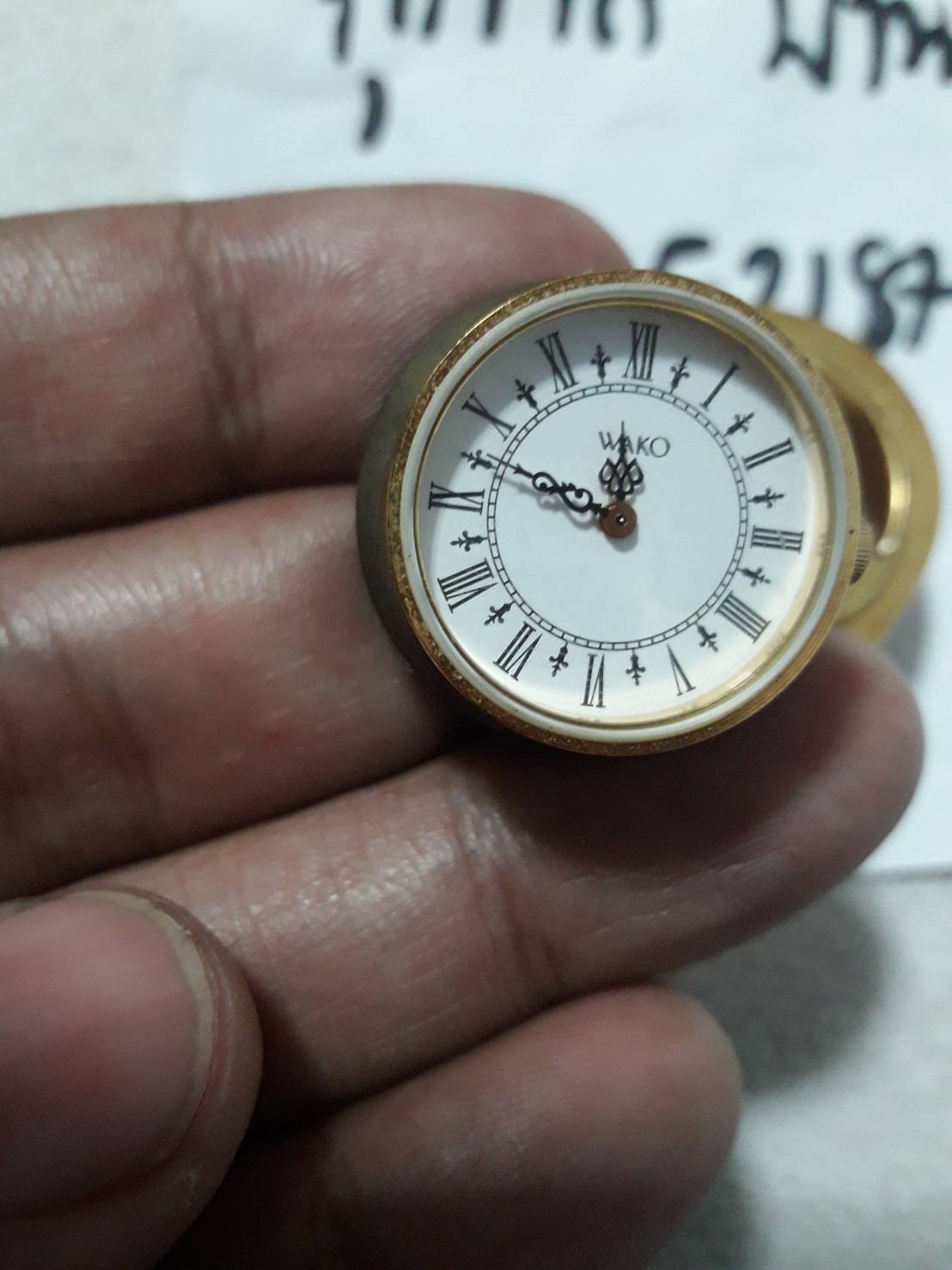 นาฬิกาตั้งโต๊ะแบบจิ๋วๆ "WAKO" แบรนด์ดังของญี่ปุ่นครับ วัสดุเหล็กสีทองเหลืองสวยดูดี เทสแม่เหล็กไม่ดูดครับ