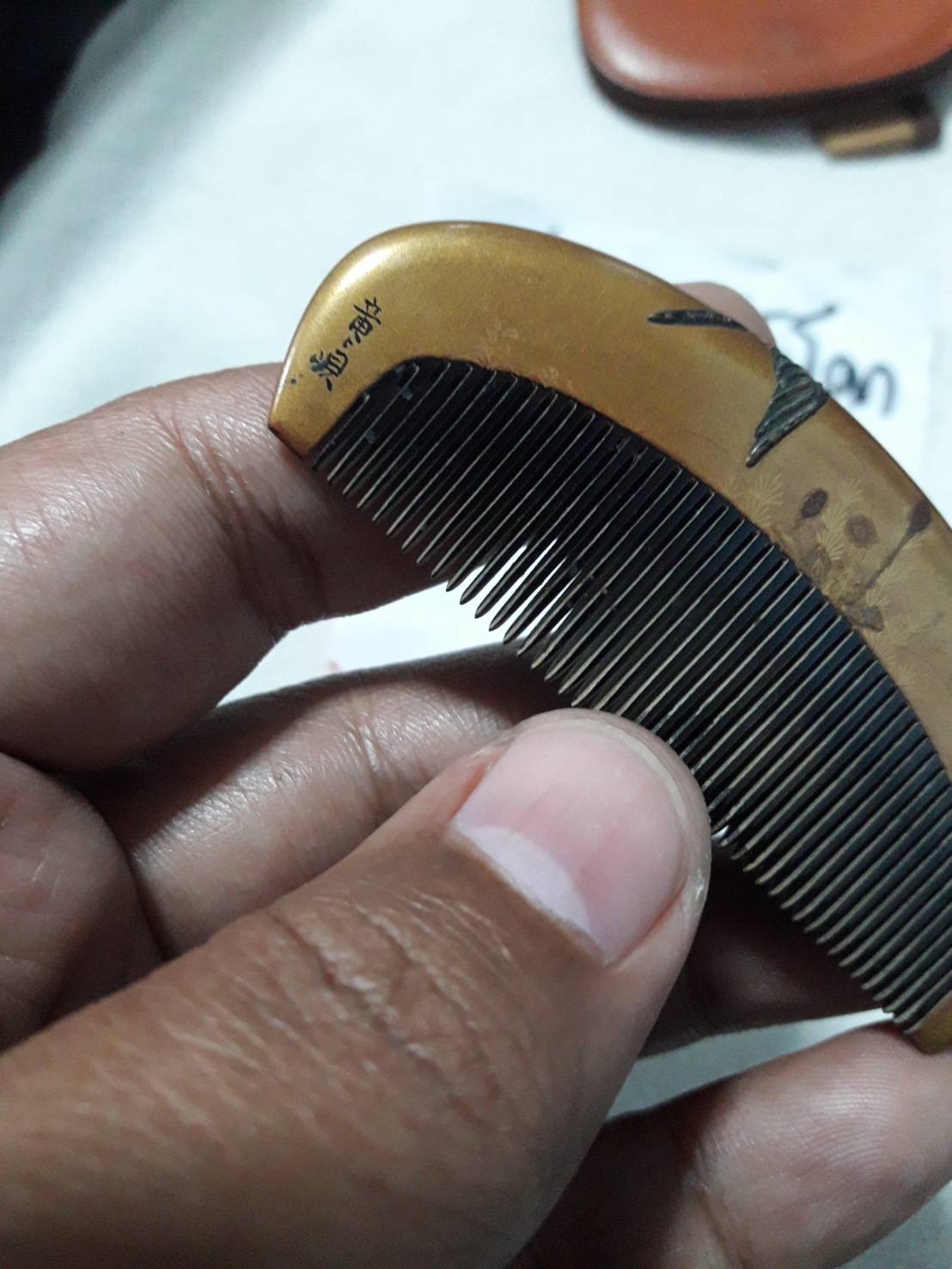 หวีไม้แท้ ทรงแตงโม งานเก่า แกะสลักลายนูน ทำจากไม้จันทร์หอม (ไม้หายาก) มีกลิ่นหอม มือสอง สภาพดี งานตู้ญี่ปุ่นครับ ยังใช้งานได้ งานเก่า