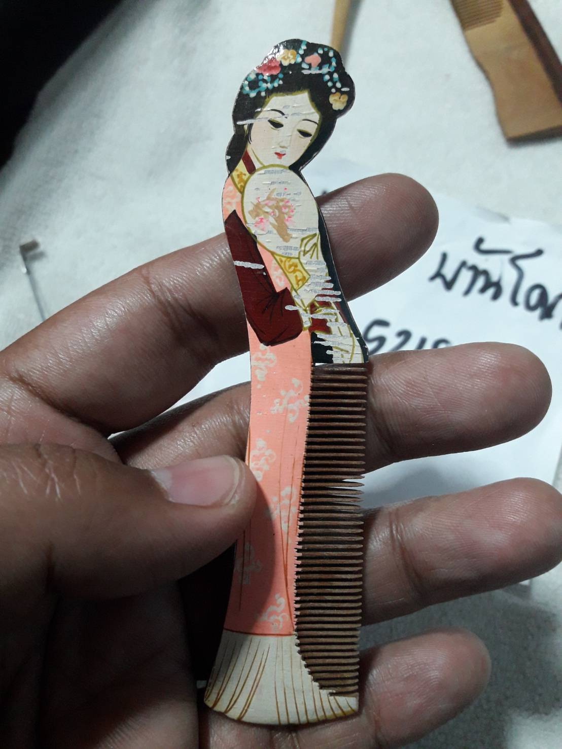 หวีไม้แท้ งานเก่า งานวาดภาพผู้หญิงญี่ปุ่น ทำจากไม้จันทร์หอม (ไม้หายาก) มีกลิ่นหอม มือสอง สภาพดี งานตู้ญี่ปุ่นครับ ยังใช้งานได้ งานเก่า งานสะสม