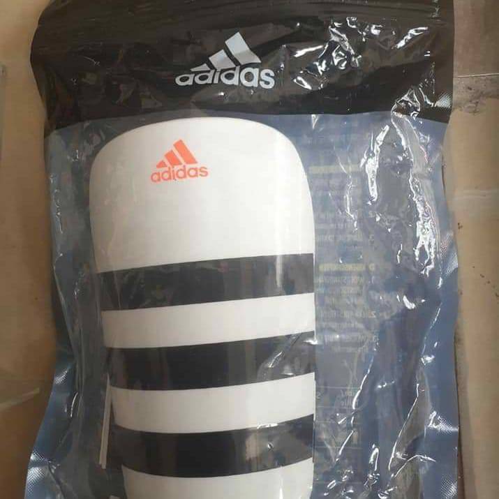 สนับแข้ง adidas ไซส์ M สีขาวของใหม่ในแพคเกจ