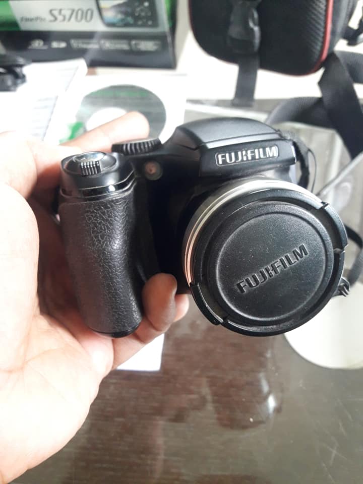 กล้องถ่ายรูปดิจิตอลคอมแพ็ค Fujifilm FinePix S5700 มือสองเก่าเก็บครับ คู่มือ สายต่อ AV กล่องอยู่ครบๆ ใส่ถ่นเปิดติดถ่ายได้ครับ แต่จอชื้นนะครับเก็บไม่ดี ดูตามภาพ แต่ยังดูได้ถ่ายได้ ไม่มีการ์ดให้นะครับต้องหาใส่เอง