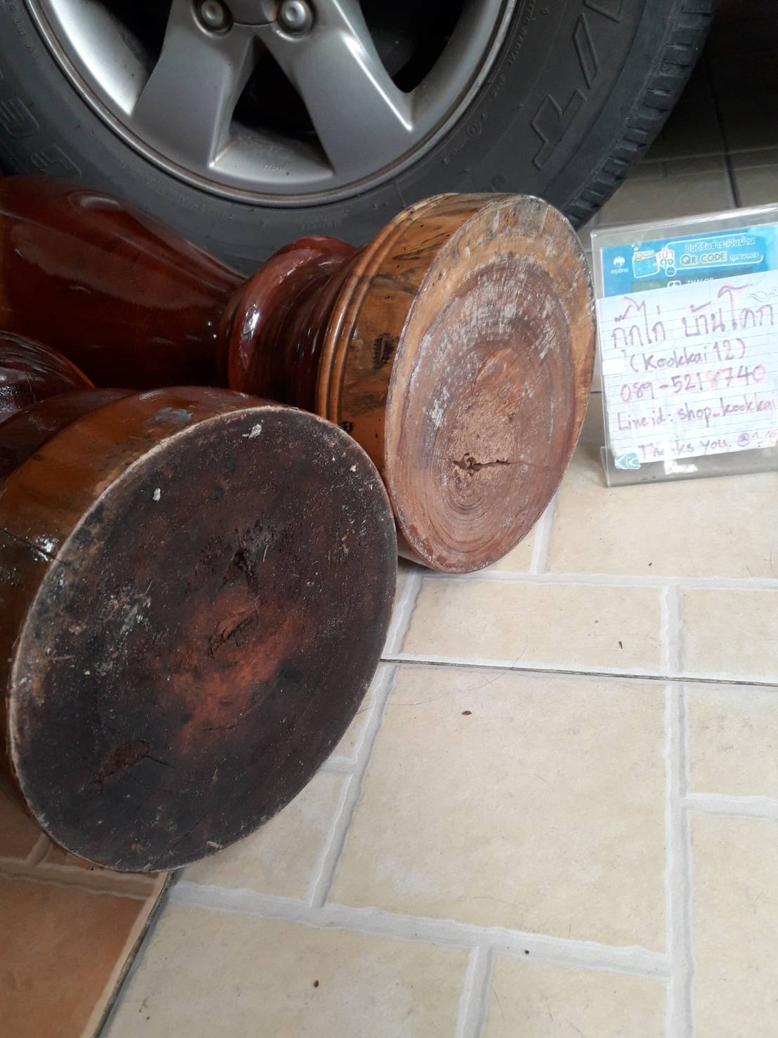 แจกันไม้ทรงสูง ไม้เก่า หนักมากๆ ครับ งานเก่าเก็บ ได้มาจากบ้านคนแก่ครับ มีสองชิ้น ไม่เหมือนกันนะครับตามภาพ สูงประมาณ 79 cm. ใครชอบลองดูครับ แต่งบ้าน แต่งร้านได้