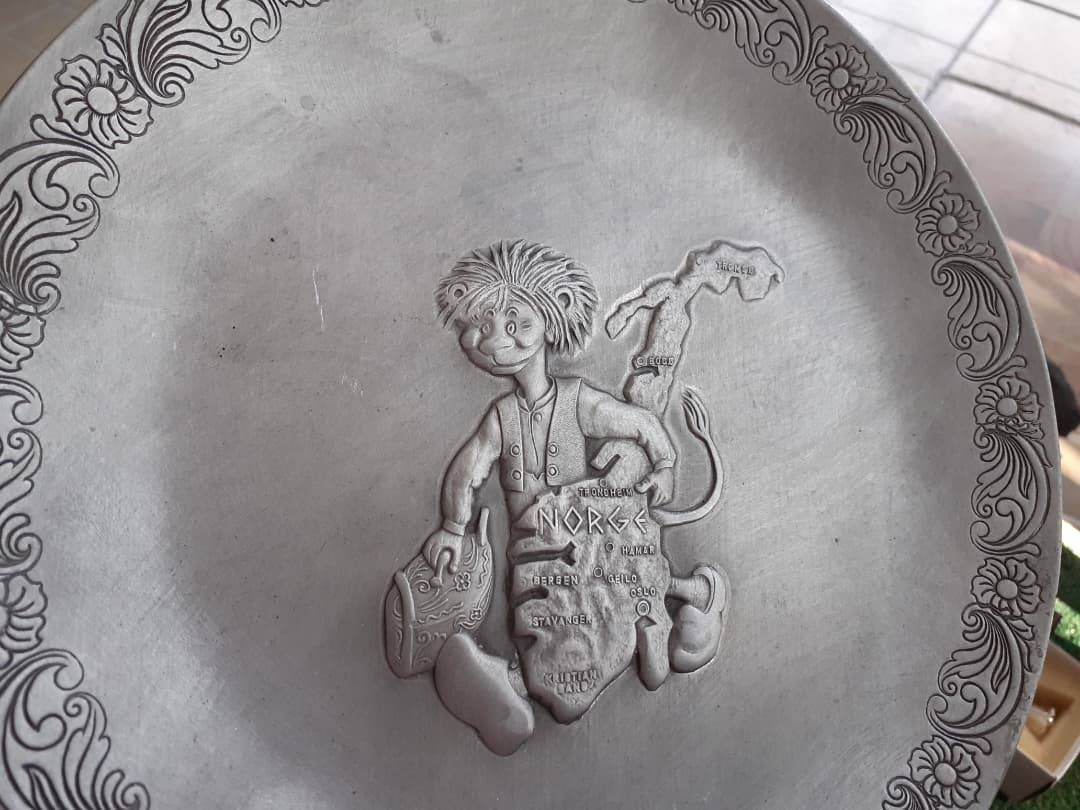 จานโชว์โลหะลายนูนน่ารักๆ ของที่ระลึกจากประเทศนอร์เวย์ ลายนูนรูป