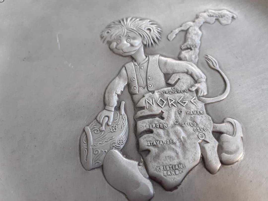จานโชว์โลหะลายนูนน่ารักๆ ของที่ระลึกจากประเทศนอร์เวย์ ลายนูนรูป