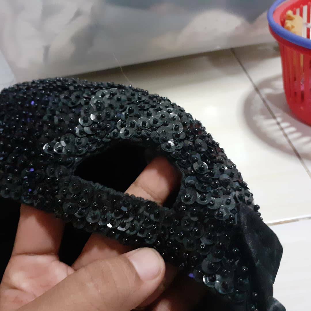 หมวกแก๊ป ปักเลื่อมและลูกปัดสีดำเต็มใบ มีดอกไม้สีดำเย็บด้านข้างเก๋ๆ งานฝีมือ ปักละเอียด มือสอง made in Indinesia