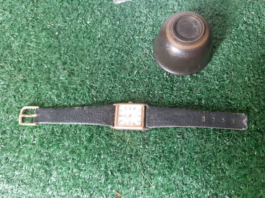 นาฬิกาวินเทจญี่ปุ่น Noevir งานเก่าสวยๆค่ะ ตัวเรือนเหลี่ยม  เก่าเก็บ  สายแตกลายปลายขาด