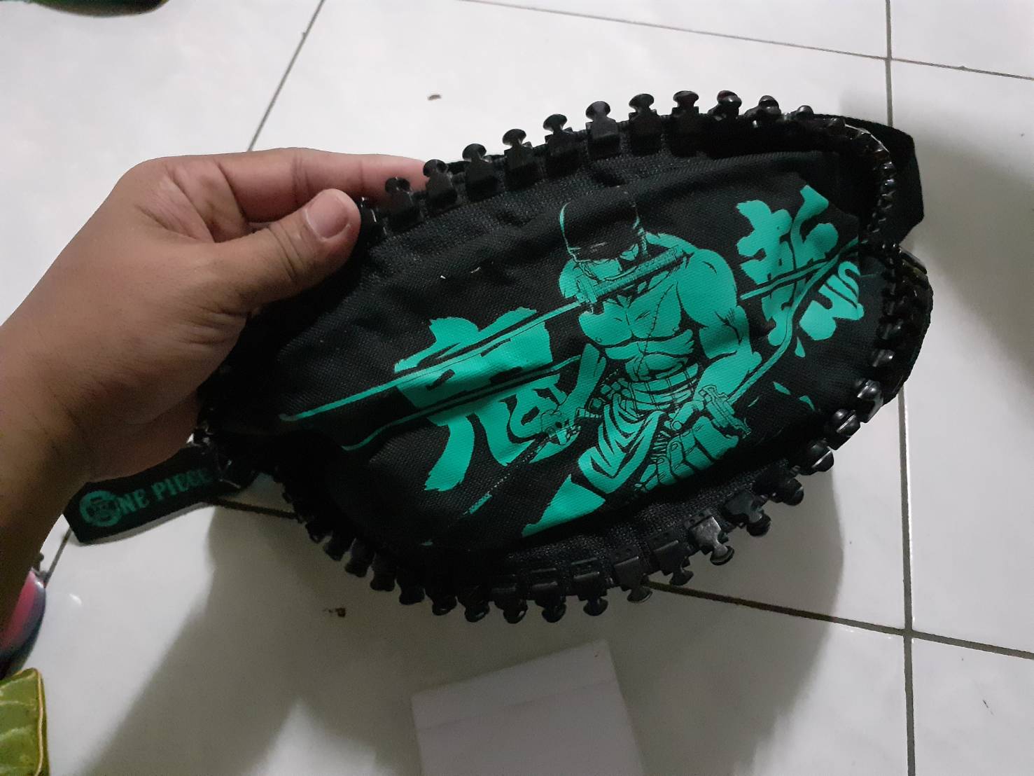 กระเป๋า วันพีช Roronoa zoro มือสองสภาพดีจากญี่ปุ่นค่ะ ก้นกระเป๋ารูดซิปขยายออกได้อีก