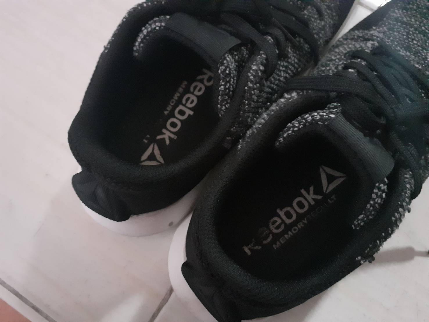 รองเท้าผ้าใบ reebok สีดำมือสองสภาพดีค่ะ ไซส์ 36(EUR) รองเท้าผ้าใบ reebok สีดำมือสองสภาพดีค่ะ ไซส์ 36(EUR)