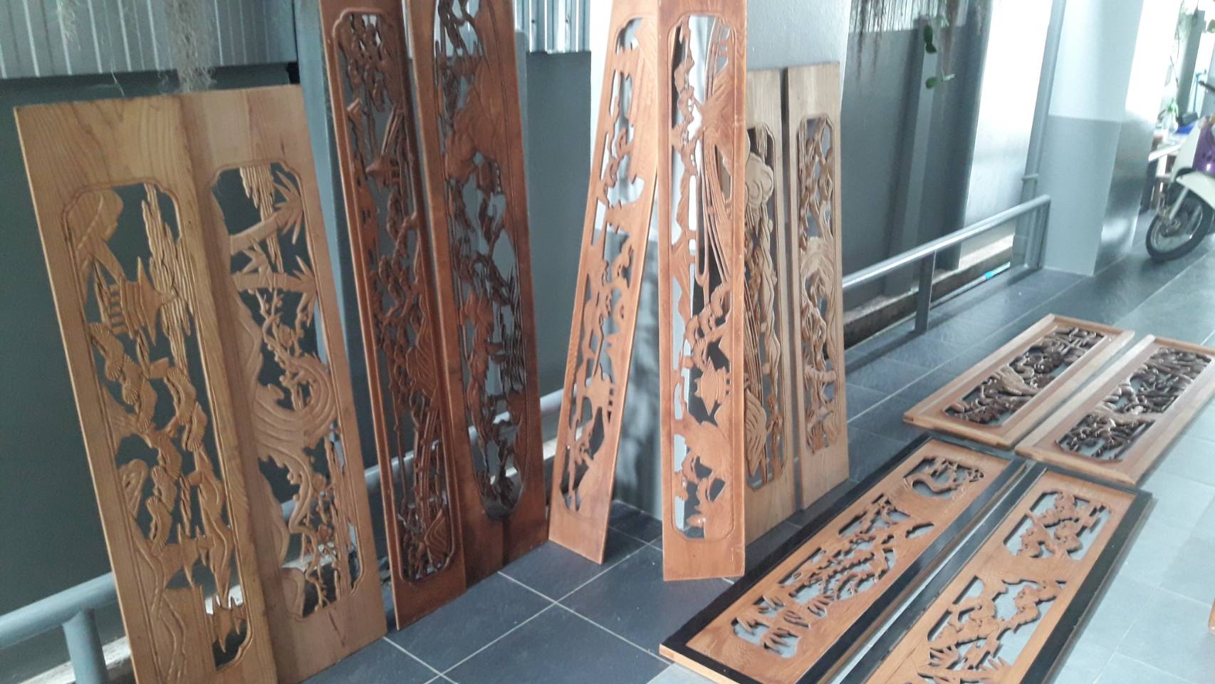 งานไม้แกะสลักสวยๆ งานตู้ญี่ปุ่น เหมาๆ 12 ชิ้นครับ ตามภาพ เป็นลวดลายวิวธรรมชาติ สวยๆ แต่งบ้าน แต่งร้าน  เหมา 12 ชิ้น