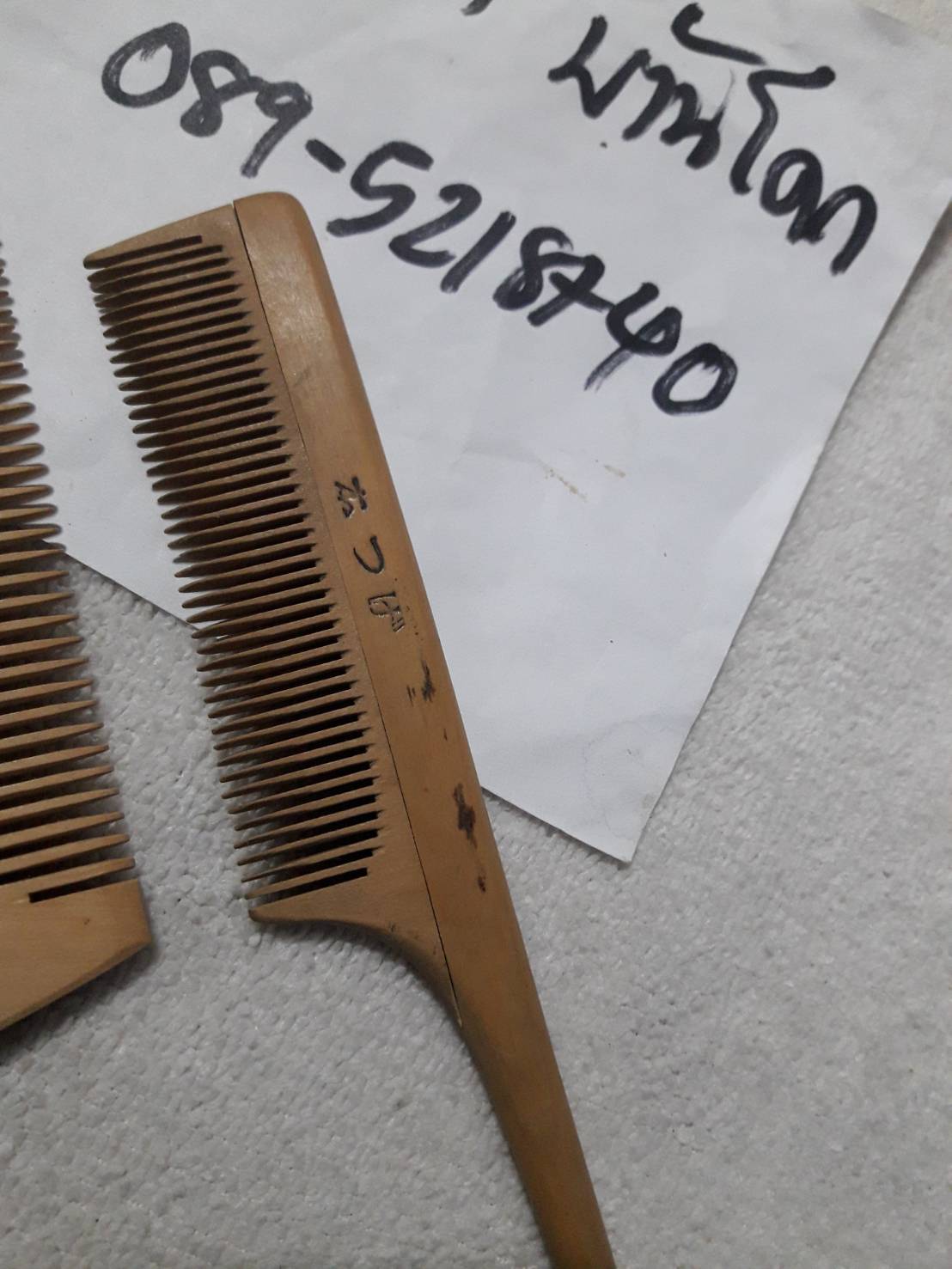 เหมาๆ หวีไม้แท้ 2 ชิ้น งานเก่า ทำจากไม้จันทร์หอม (ไม้หายาก) มีกลิ่นหอม มือสอง สภาพดี งานตู้ญี่ปุ่นครับ ยังใช้งานได้ งานเก่า งานสะสม เหมาๆสองชิ้นตามภาพครับ