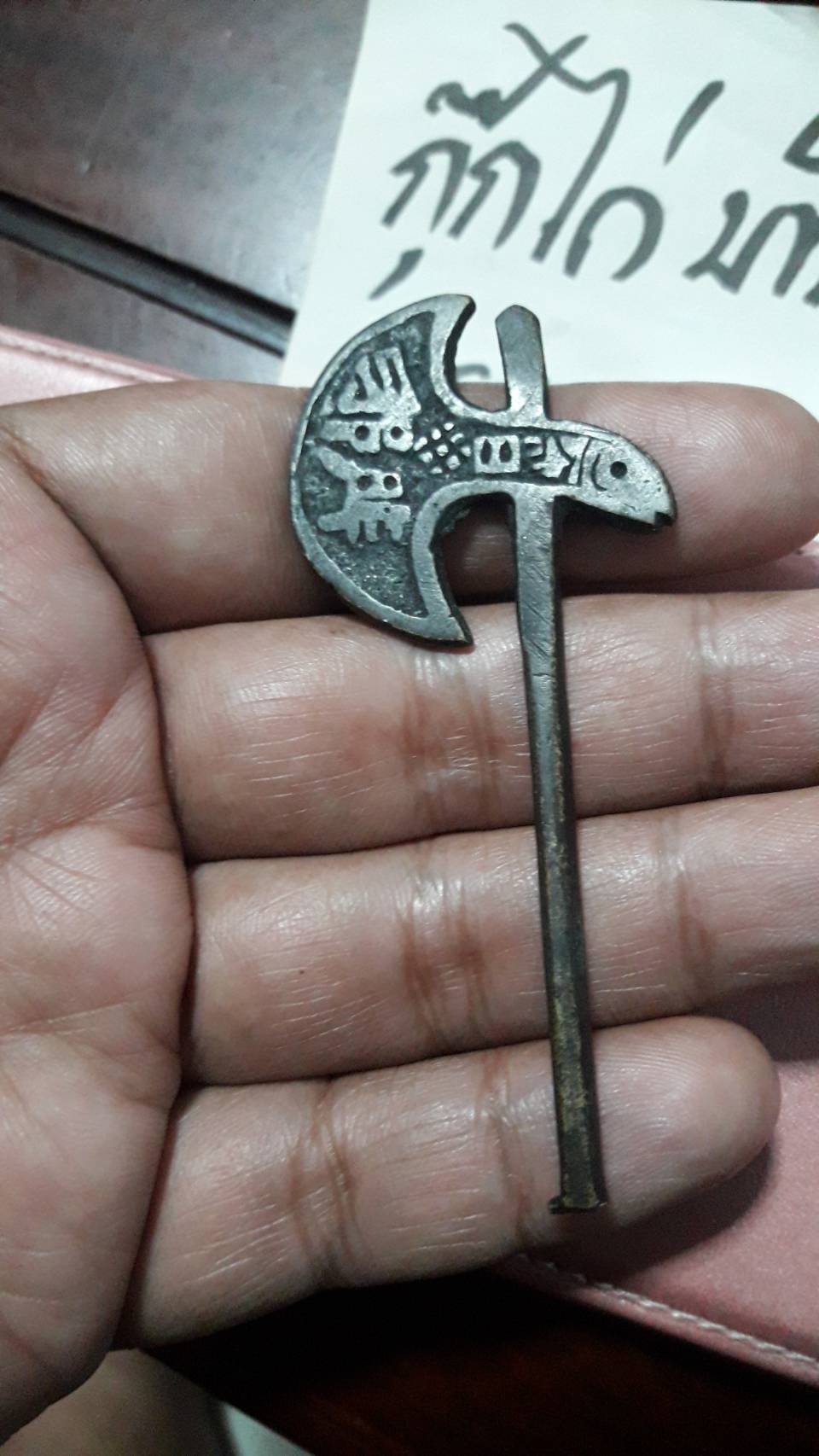 ขวาน งานทองเหลือง งานตู้ญี่ปุ่นครับผม ยาว 8.2 cm. สวยๆสภาพดี น่าจะงานเก่าครับ ทดลองด้วยใช้แม่เหล็ก 