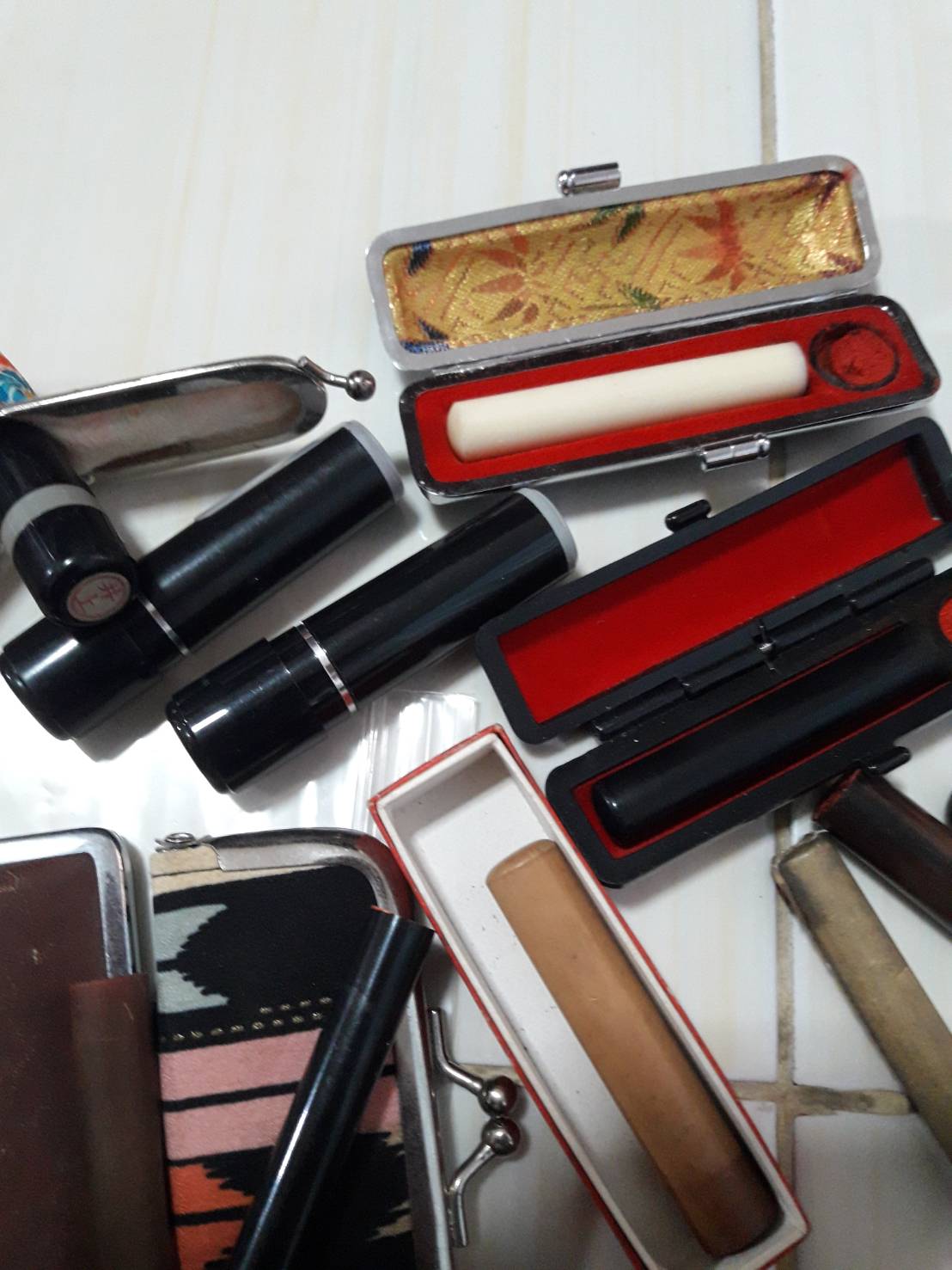 ตราประทับญี่ปุ่น อินคัง ( 印鑑 ) ครับ งานมือสองมาจากญี่ปุ่น เหมาๆเลยทั้งหมดตามภาพ วัสดุมีหลายชนิดครับ เหมาๆไปเลย ถ้าไม่มีคนเหมาเดี๋ยวมาแยกครับ ของดีๆ ครับผม