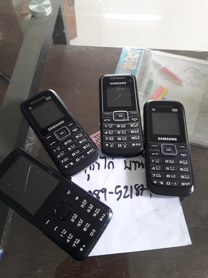 โทรศัพท์มือถือ มือสองเหมาๆ 4 เครื่องตามภาพ หาแบตเปลี่ยนเองครับ แบตเสื่อมๆ เหมาๆ สี่เครื่อง เครื่อง ais ลองเปลี่ยรแบตแล้ว เปิดติดครับจอสี แต่ samsung สามเครื่องไม่มีแบตลองครับ เหมาๆเลย 4 เครื่องตามภาพ