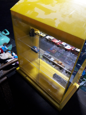 ปรับลดๆราคาครับ ตู้บุหรี่เก่า British American Tobacco เก่าเก็บครับ ฝาปิดหลังครบๆ มีตำหนิตรงด้านล่างหน่อยครับ