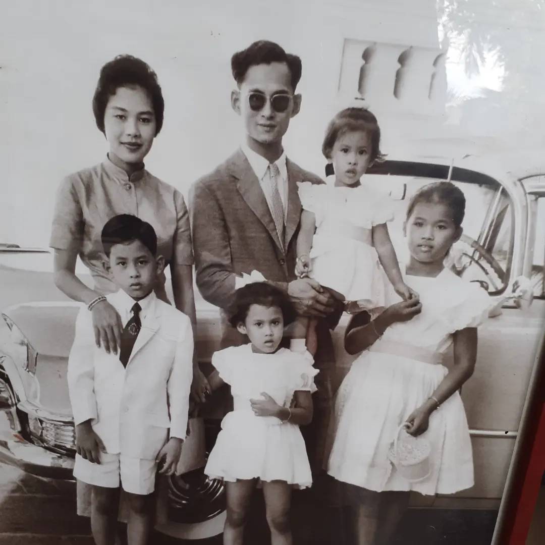 K06 รูปในหลวงรัชกาลที่ 9  สมเด็จพระราชินีนาถ พร้อมด้วยพระราชโอรสและพระราชธิดา ใส่กรอบสวย ขนาด 35×46  ซม. งานเก่าเหมาบ้านม