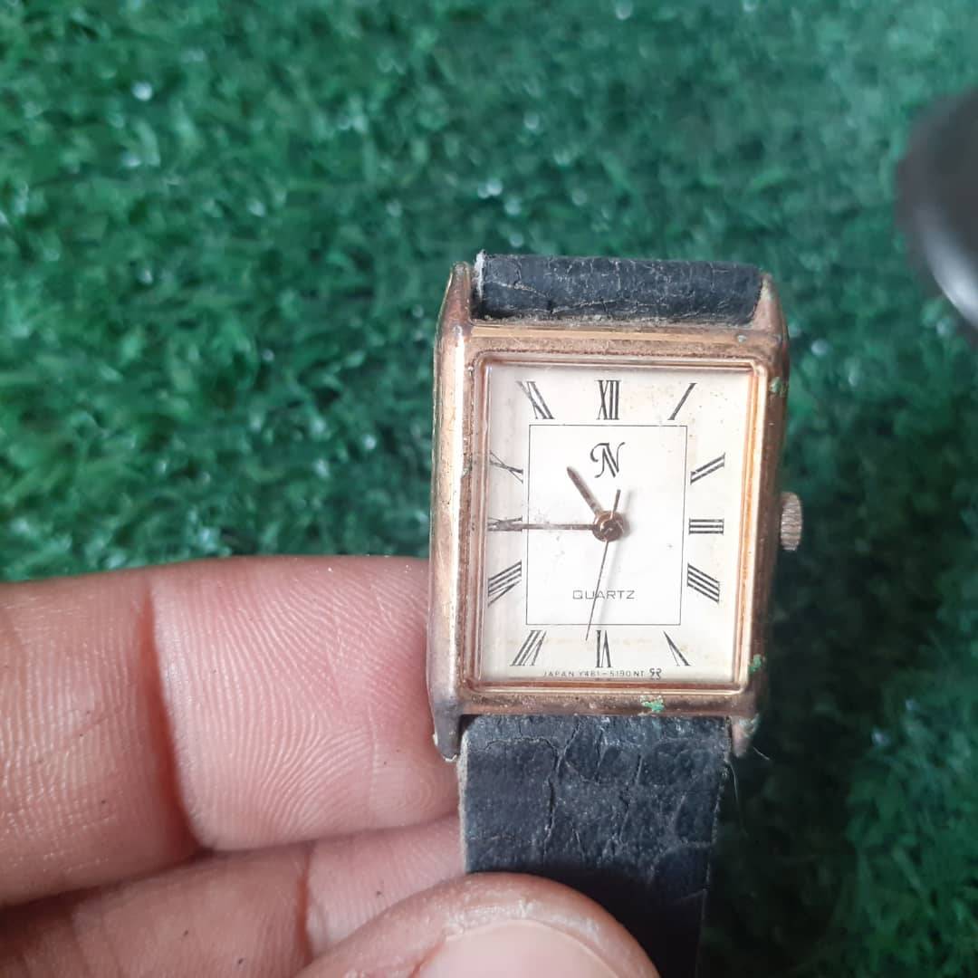 นาฬิกาวินเทจญี่ปุ่น Noevir งานเก่าสวยๆค่ะ ตัวเรือนเหลี่ยม  เก่าเก็บ  สายแตกลายปลายขาด